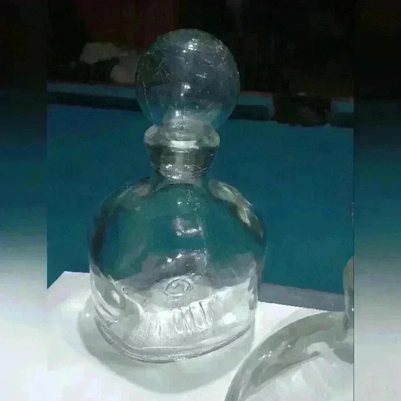 vintage crystal/glass decanters with bulbous bottle and matching stoppers - Picture 2 of 8